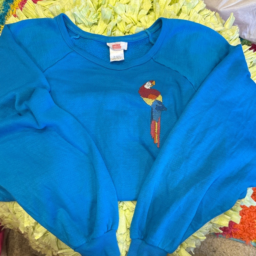 Womens Vintage Cross stitch, Parrot Sweatshirt, Sz Large, lightweight